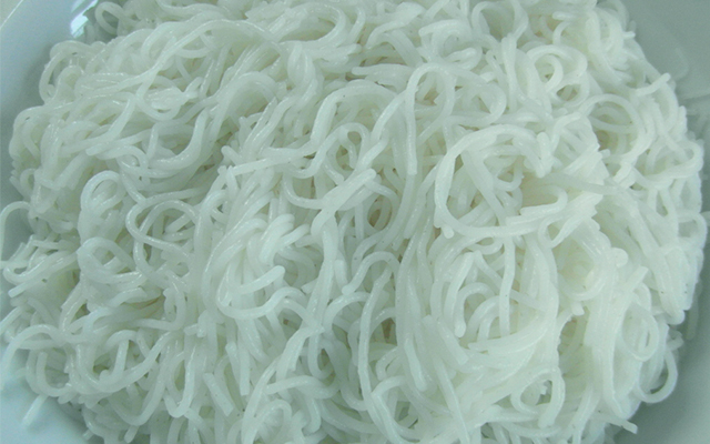 Bún xảo rau cần: Ăn kiểu này cuối tuần có thể thay cơm, nhẹ bụng, dễ tiêu -  NgonViet24h