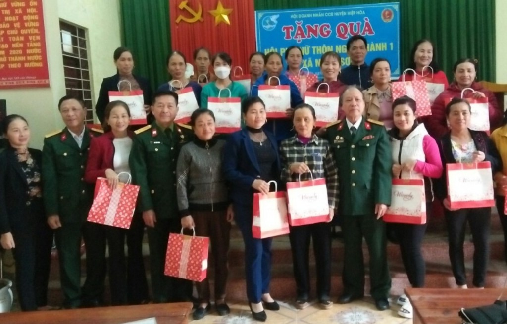 Hội doanh nhân Cựu chiến Binh huyện Hiệp Hòa tặng quà tết người nghèo tại Ngọc&nbsp;Sơn