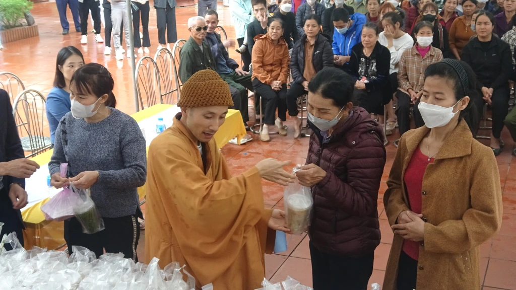 Đoàn thiện nguyện Phật pháp yêu thương phát cơm, cháo từ thiện tại Trung tâm y tế Hiệp&nbsp;Hoà.