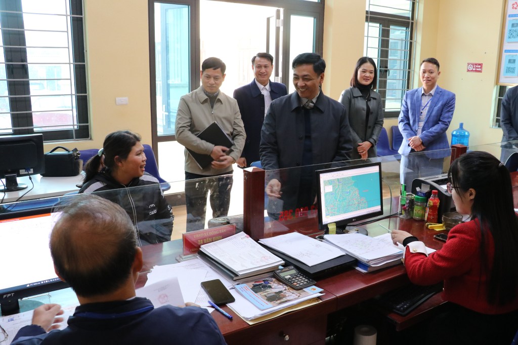 Hiệp Hoà: Phó Bí thư Thường trực Huyện ủy Bùi Huy Khánh thăm, động viên cán bộ Bộ phận một cửa các xã, thị&nbsp;trấn