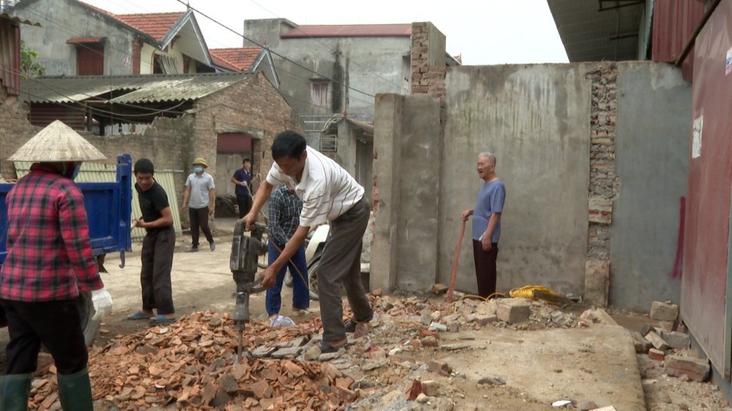 Hiệp Hoà: Xuân Cẩm tích cực hiến đất làm đường giao thông nông&nbsp;thôn
