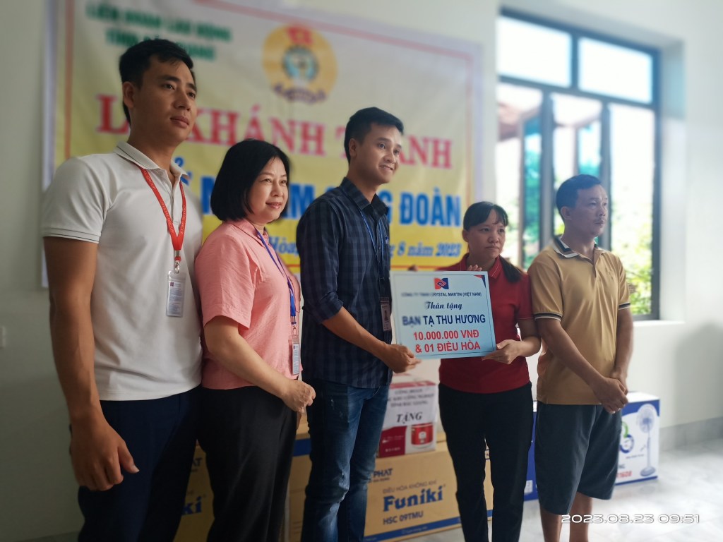 Trao kinh phí hỗ trợ xây nhà “Mái ấm công đoàn” cho đoàn viên khó&nbsp;khăn