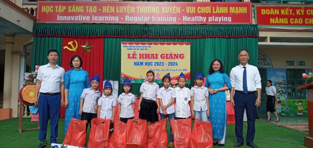 Phụ nữ Hiệp Hòa thực hiện Chương trình “Nâng bước chân em tới trường” nhân dịp khai giảng năm học&nbsp;mới