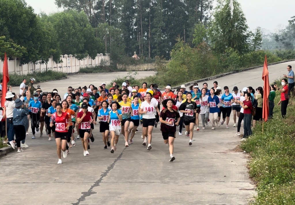 Gần 200 đoàn viên Công đoàn và ĐVTN Hiệp Hòa tham gia Giải chạy chinh phục đỉnh Y&nbsp;Sơn