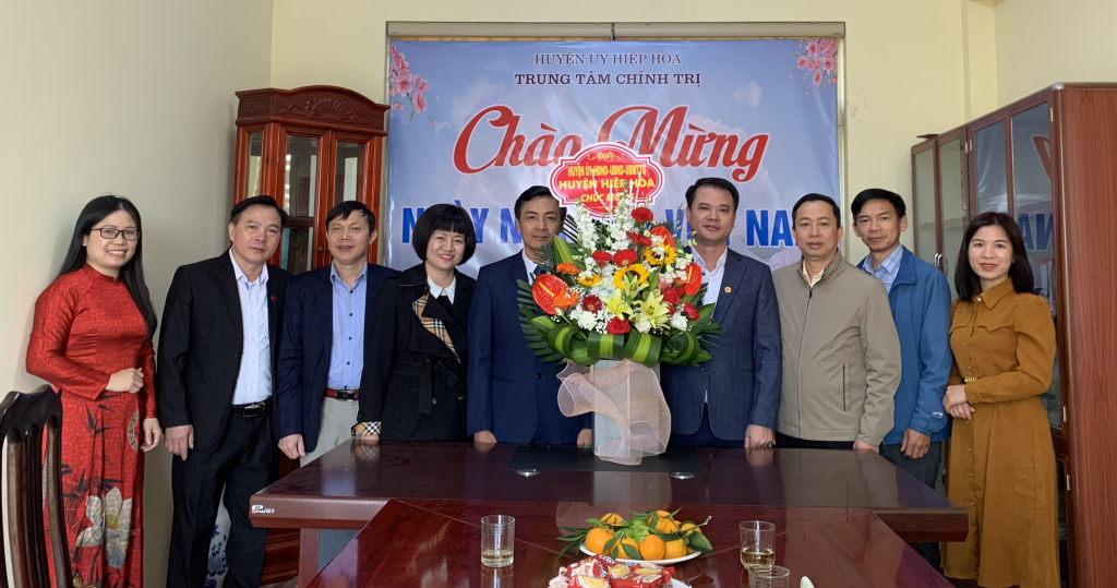 Hiệp Hoà: Phó Bí thư Thường trực Huyện ủy Bùi Huy Khánh chúc mừng Trung tâm Chính trị huyện nhân ngày Nhà giáo Việt&nbsp;Nam