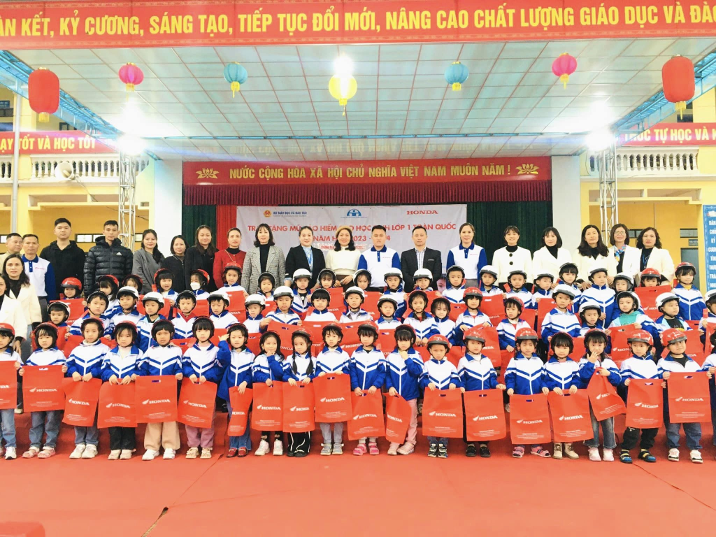 Honda Đông Ngàn tặng mũ bảo hiểm và tập huấn ATGT tại trường TH Thị trấn&nbsp;Thắng