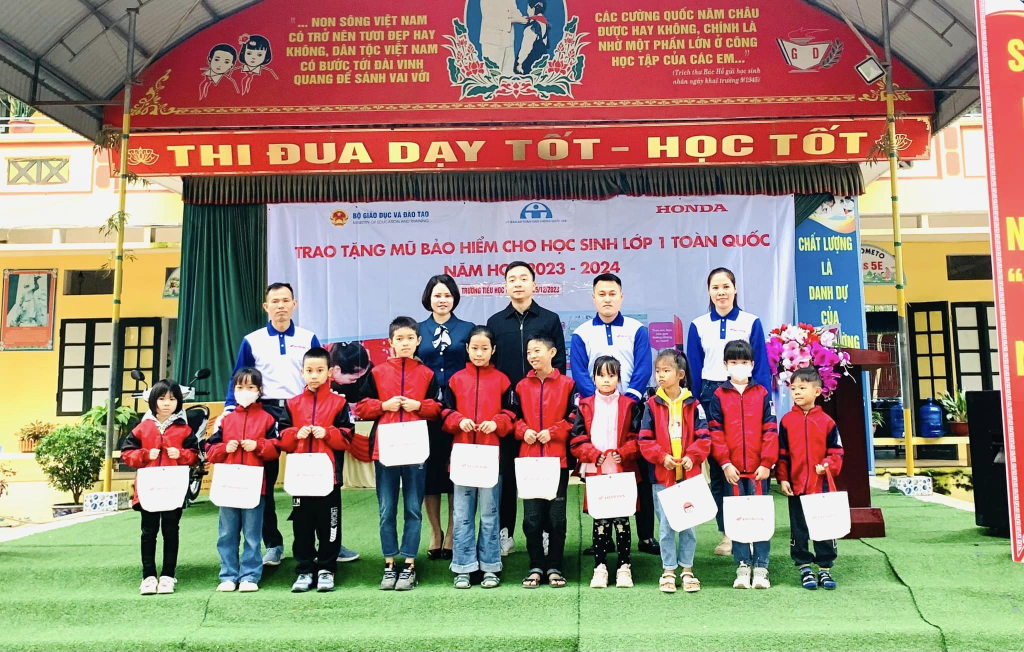 Honda Đông Ngàn tặng mũ bảo hiểm và tập huấn kiến thức ATGT tại trường TH Ngọc&nbsp;Sơn