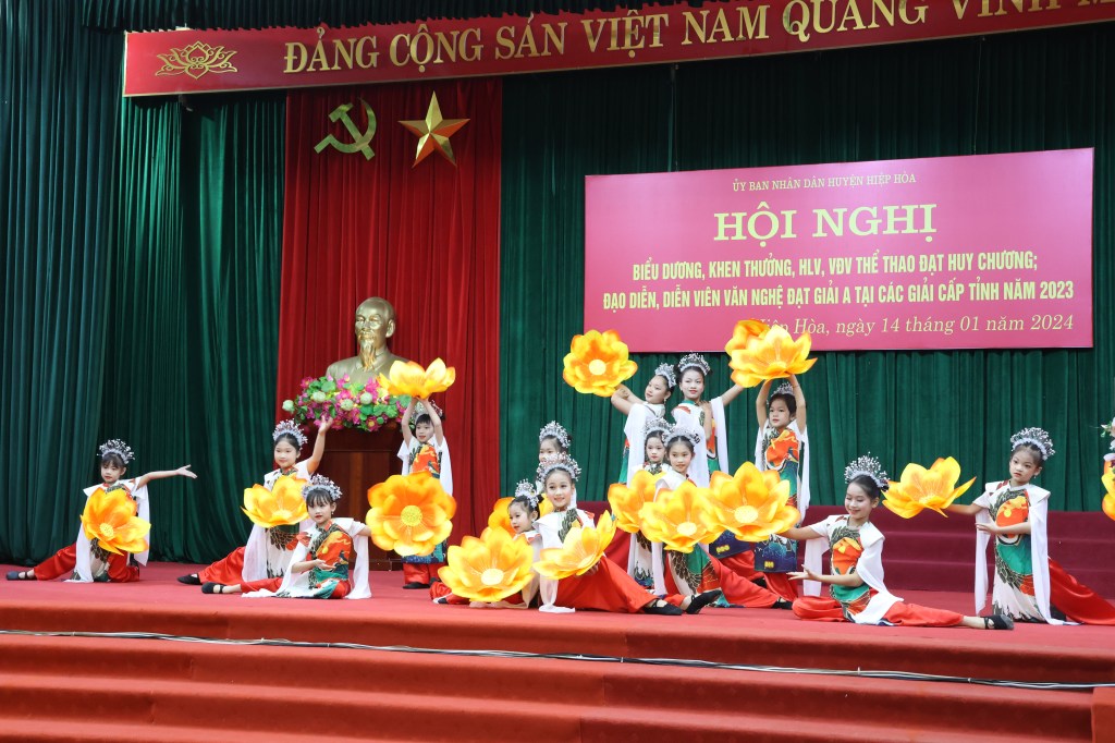Hiệp Hoà: Tuyên dương, khen thưởng huấn luyện viên, vận động viên thể thao đạt huy chương; đạo diễn, diễn viên văn nghệ đạt giải A cấp tỉnh năm&nbsp;2023