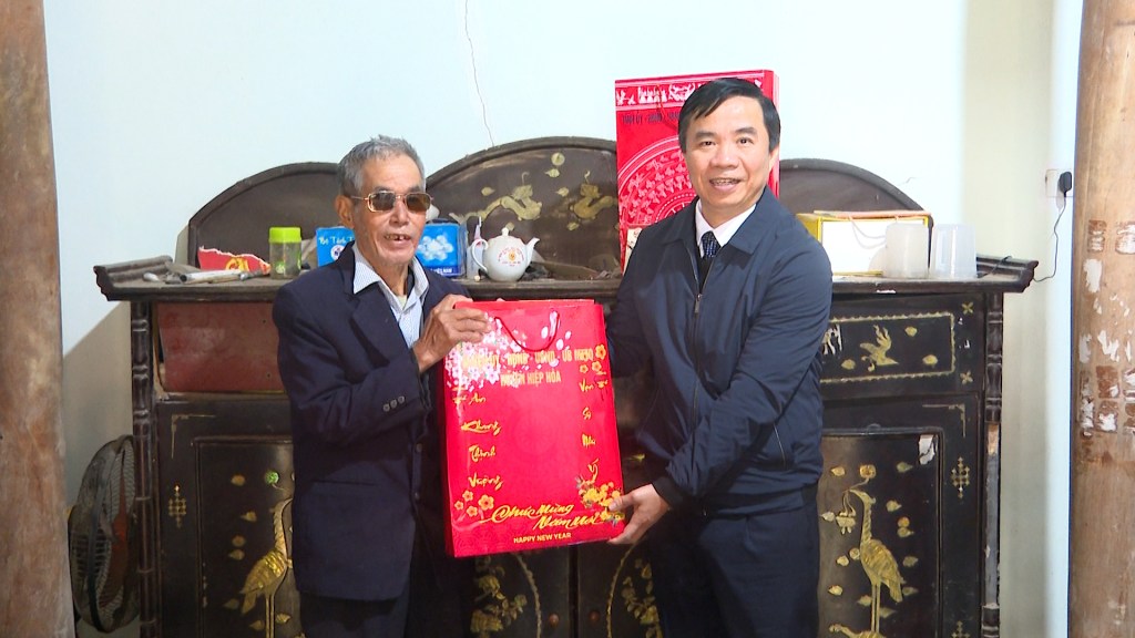 Hiệp Hoà: Bí thư Huyện ủy Dương Thanh Tùng thăm và tặng quà tết người có công, gia đình chính sách trên địa bàn&nbsp;huyện