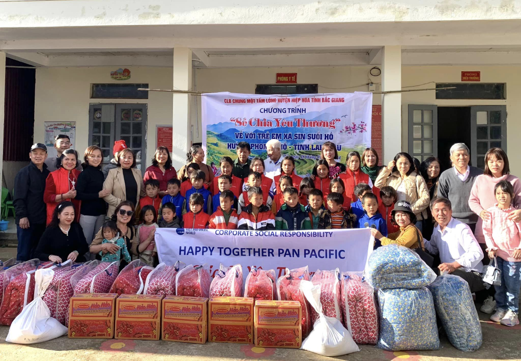 CLB Chung một tấm lòng tặng quà học sinh nghèo Lai&nbsp;Châu