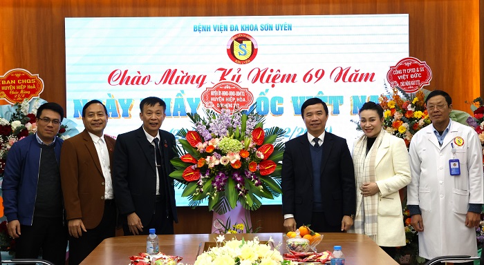 Hiệp Hoà: Bí thư Huyện ủy Dương Thanh Tùng thăm chúc mừng Bệnh viên đa khoa Sơn Uyên nhân Ngày Thầy thuốc Việt Nam&nbsp;27/2