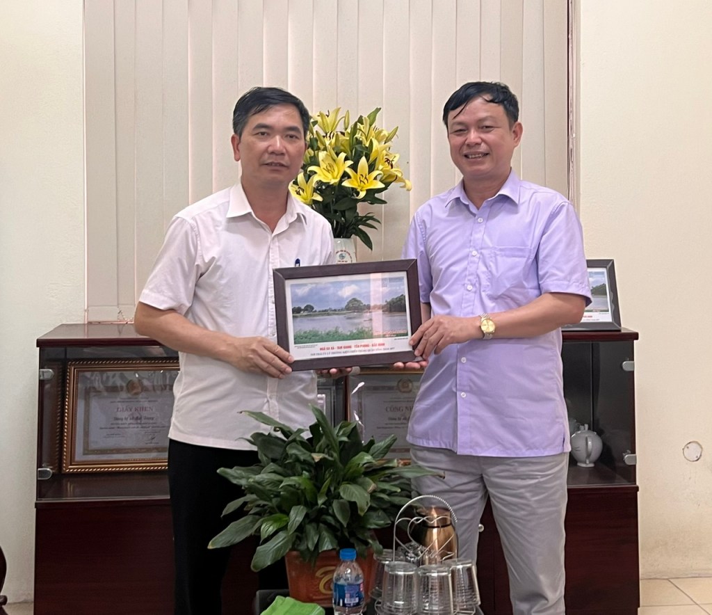 Đoàn công tác xã Yên Trung- Yên Phong- Bắc Ninh thăm quan học tập kinh nghiệm xây dựng NTM tại xã Mai Trung- Hiệp Hòa- Bắc&nbsp;Giang