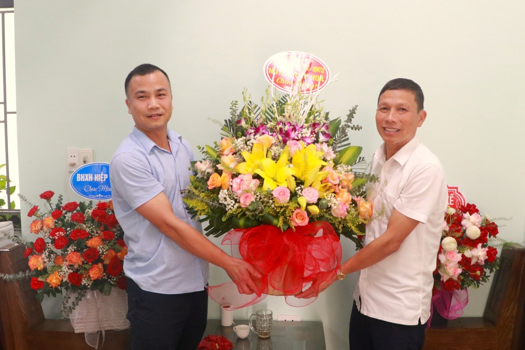 Hiệp Hoà: Lãnh đạo huyện chúc mừng Chi cục Thống kê nhân Kỷ niệm 78 năm ngày thành lập&nbsp;ngành