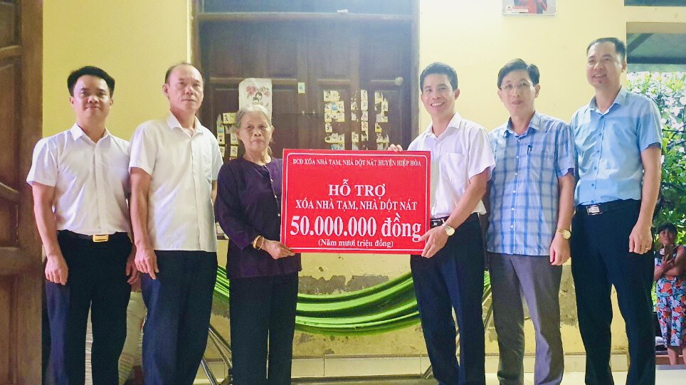 Chủ tịch UBND huyện Hoàng Công Bộ trao kinh phí hỗ trợ xây dựng nhà đại đoàn kết cho hộ&nbsp;nghèo