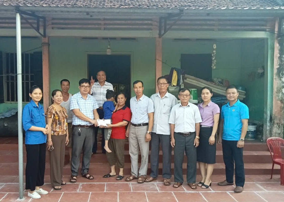 Hội phụ nữ xã Danh Thắng trao tiền hỗ trợ 12,6 triệu đồng cho cháu Trần Đình&nbsp;Dương