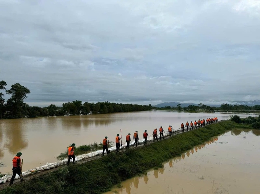 Cán bộ Công an gác việc nhà để cứu&nbsp;dân