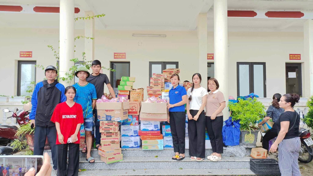 Hiệp Hoà: Đoàn xã Đoan Bái chung tay hỗ trợ nhân dân các xã ven sông Cầu bị ngập&nbsp;lụt