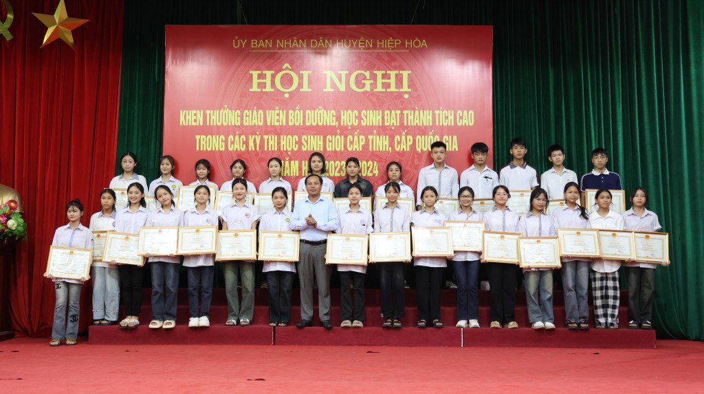 Hiệp Hòa tuyên dương, khen thưởng giáo viên, học sinh có thành tích trong kỳ thi học sinh&nbsp;giỏi