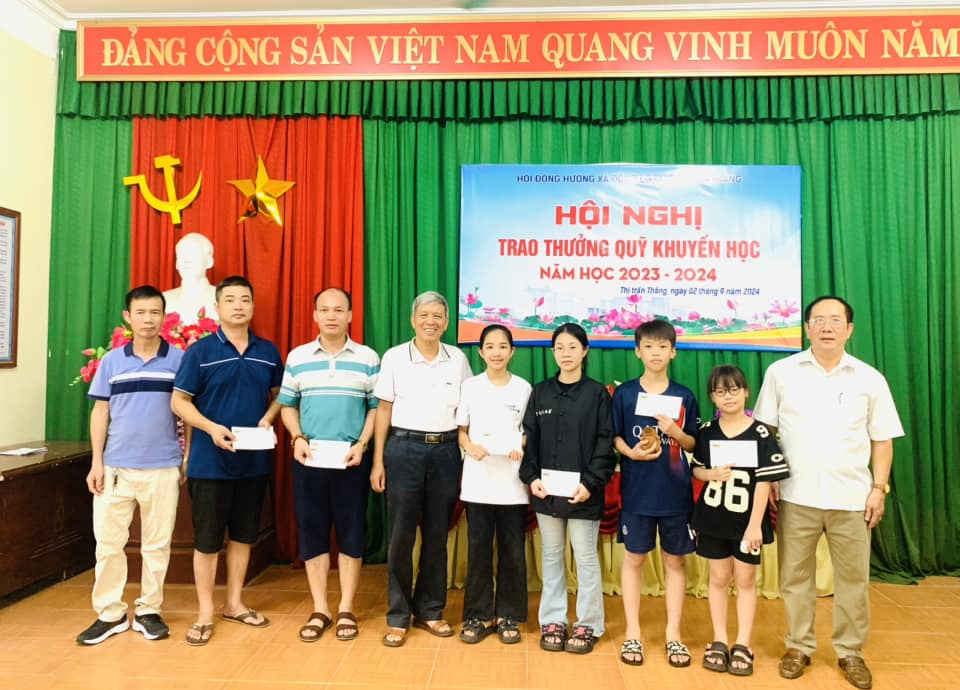 Hội đồng hương xã Đông Lỗ tại TT Thắng trao thưởng khuyến&nbsp;học