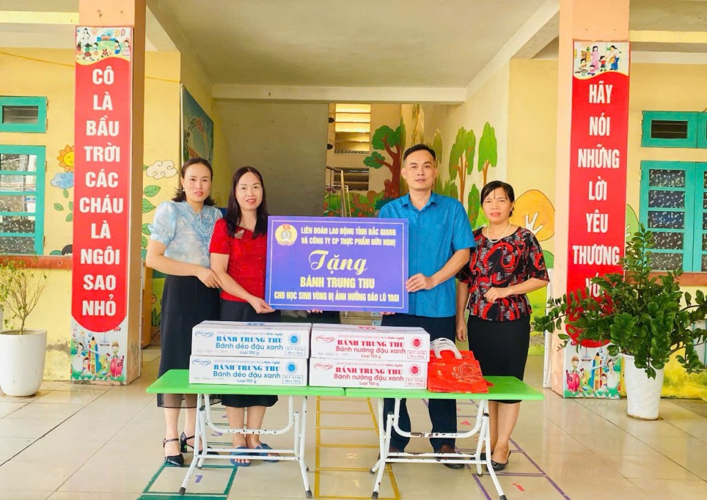 Ngày tết Trung thu nghĩa tình ở thôn Xuân Giang- Xã Mai Trung khi bão lũ đi&nbsp;qua