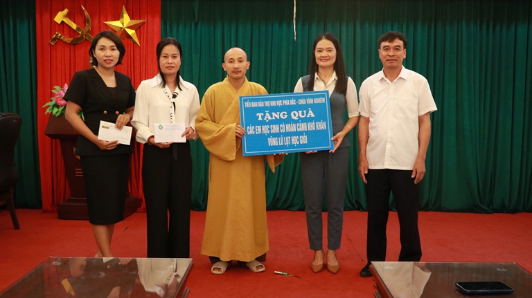 Tặng quà cho học sinh khó khăn học giỏi vùng bị ngập&nbsp;lụt