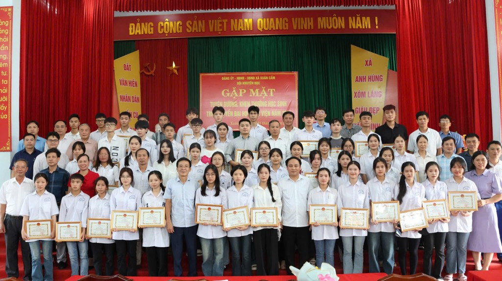 Xuân Cẩm: Gặp mặt trao thưởng học sinh đỗ đại học năm 2024 trên địa bàn&nbsp;xã