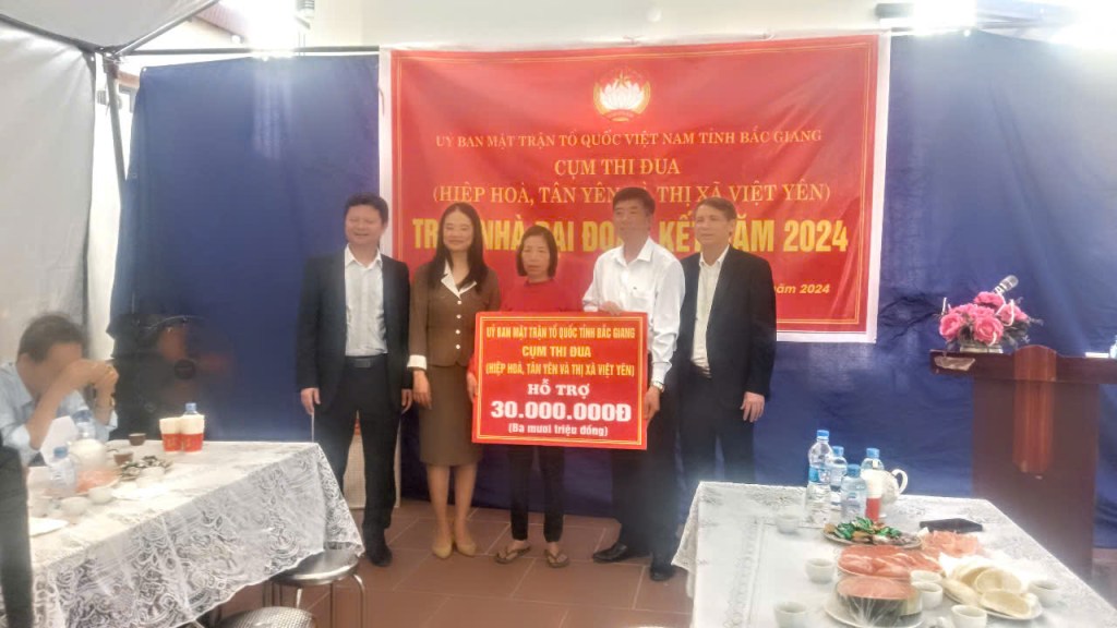 Cụm thi đua số II của Ủy ban MTTQ tỉnh Bắc Giang trao hỗ trợ xóa nhà tạm, nhà dột nát tại Mai Trung, Hiệp&nbsp;Hòa