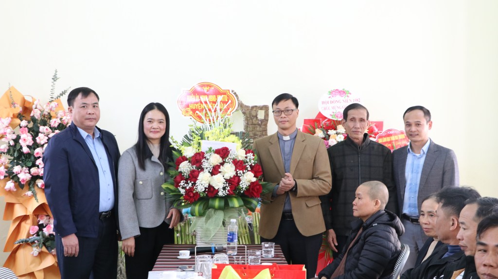 Đồng chí Hoàng Thị Phương, Chủ tịch UBMTTQ huyện thăm tặng quà Giáng sinh tại xã Mai&nbsp;Đình