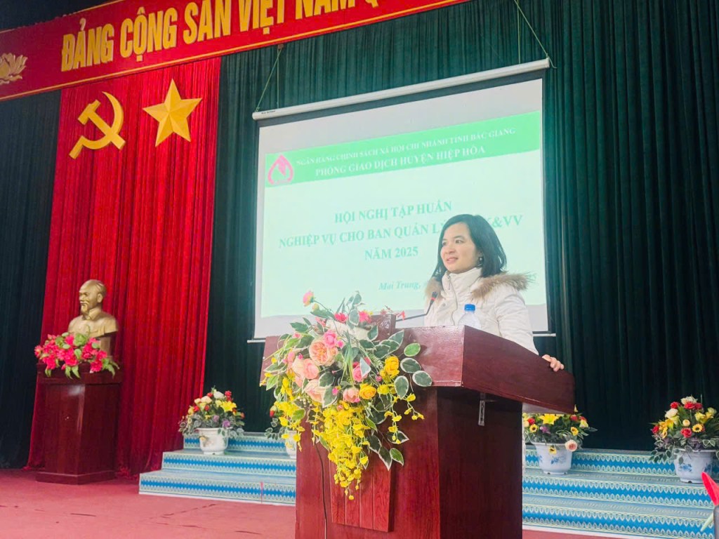 Xã Mai Trung phối hợp với Phòng giao dịch Ngân hàng Chính sách Xã hội tổ chức Hội nghị tập huấn nghiệp vụ cho Ban quản lý Tổ TK&VV trên địa bàn&nbsp;.