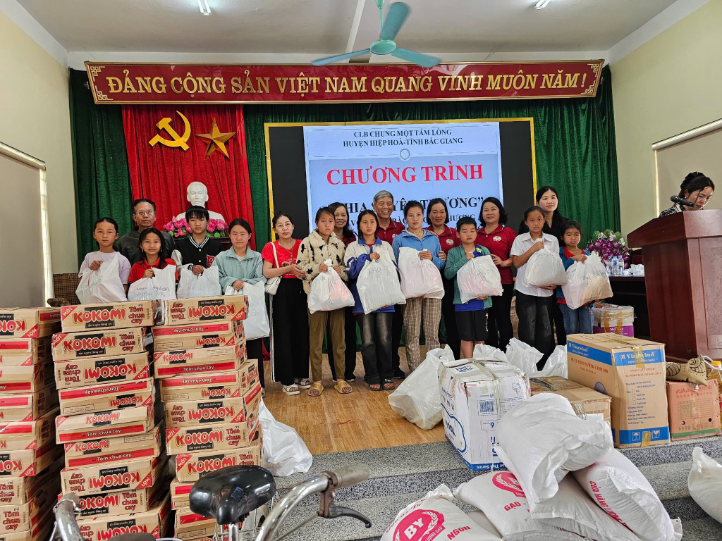 CLB Chung một tấm lòng huyện Hiệp Hoà “ Sẻ chia Yêu thương: Về với đồng bào xã Cao Chương huyện Trùng Khánh tỉnh Cao&nbsp;Bằng”.