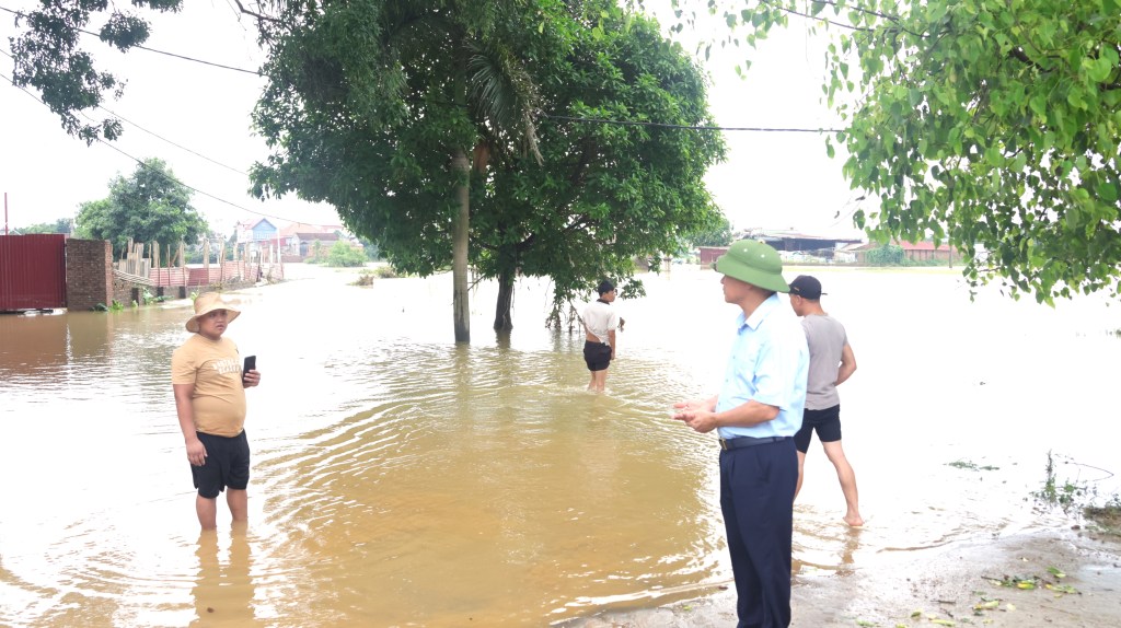 Hiệp Hoà: Phó Chủ tịch Thường trực Nguyễn Xuân Thảo kiểm tra tình hình đê điều tại một số địa&nbsp;phương