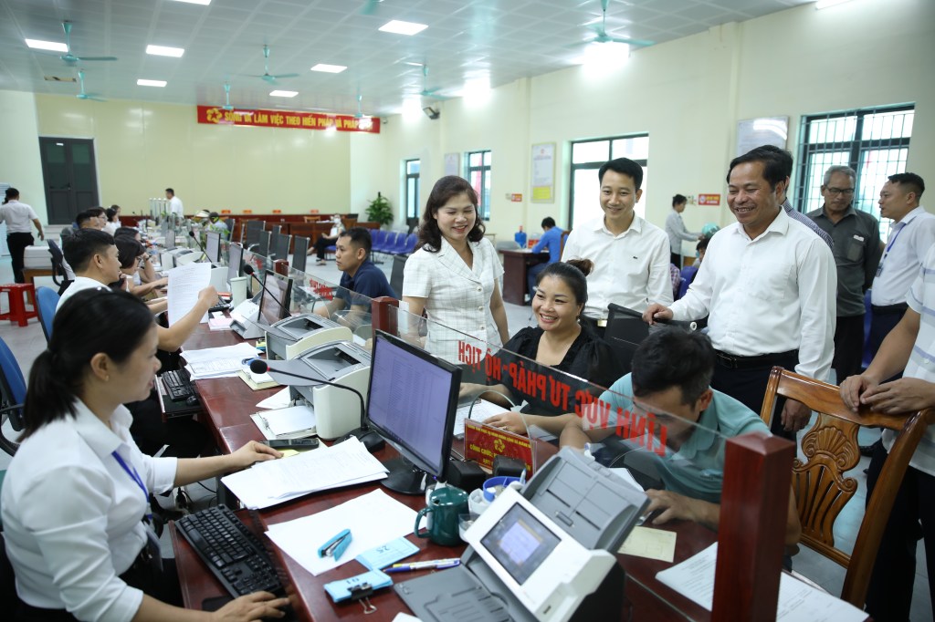 Đồng chí Lâm Thị Hương Thành- Phó Chủ tịch HĐND tỉnh Bắc Ninh làm việc tại xã Hoàng&nbsp;Vân