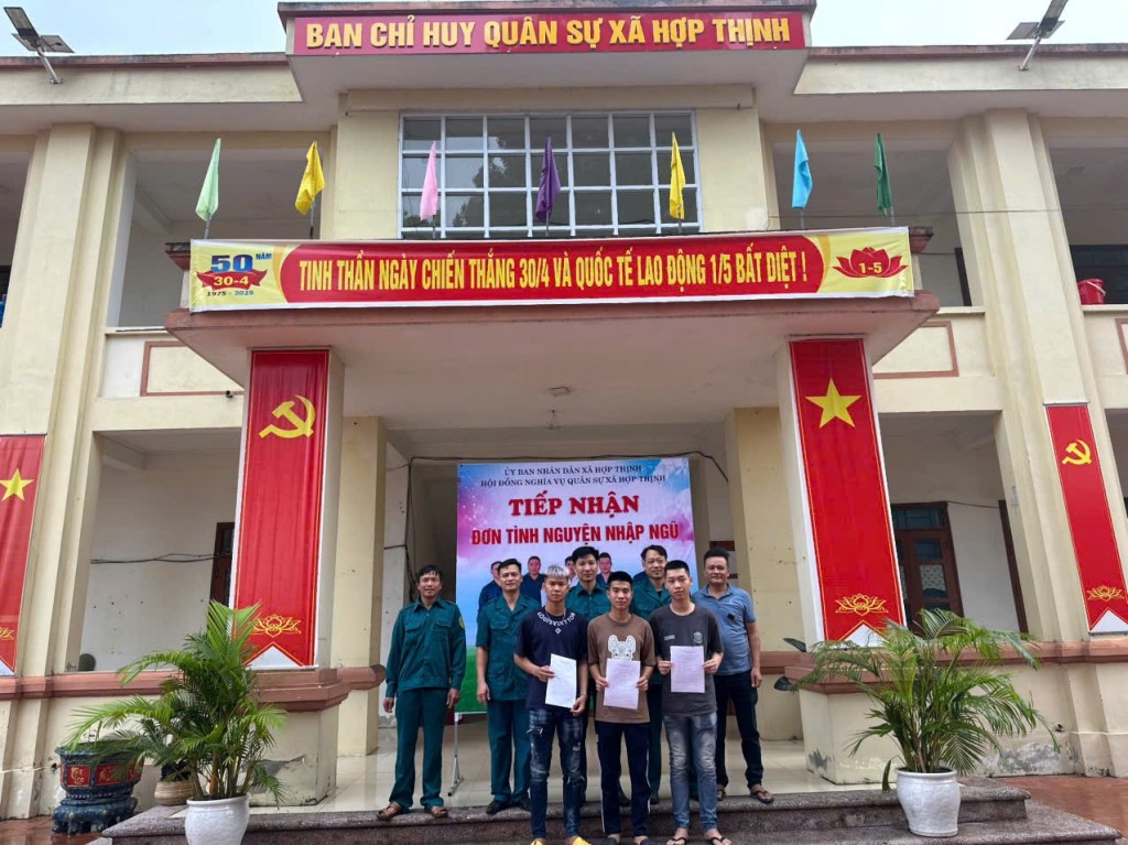 Thanh niên xã Hợp Thịnh tỉnh Bắc Ninh hăng hái viết đơn tình nguyện nhập ngũ năm&nbsp;2026
