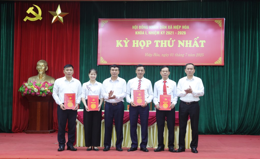 HĐND xã Hiệp Hòa tổ chức kỳ họp thứ nhất khóa I, nhiệm kỳ&nbsp;2021-2026