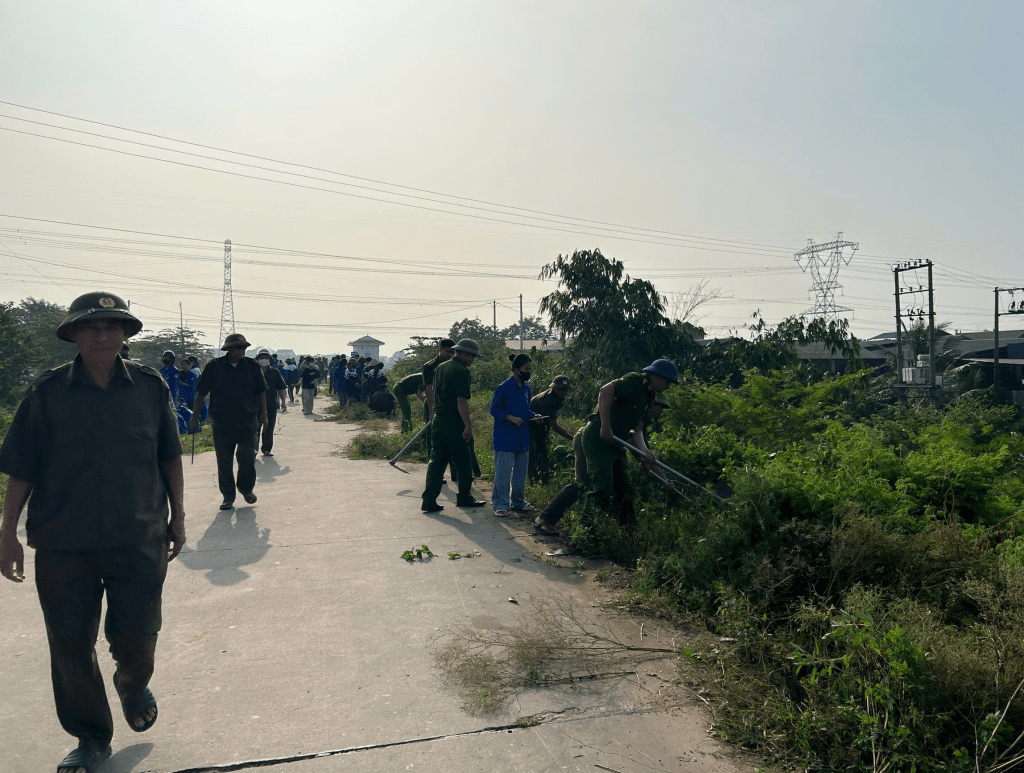 Xã Hợp Thịnh ra quân “Ngày chủ nhật xanh” vệ sinh môi&nbsp;trường