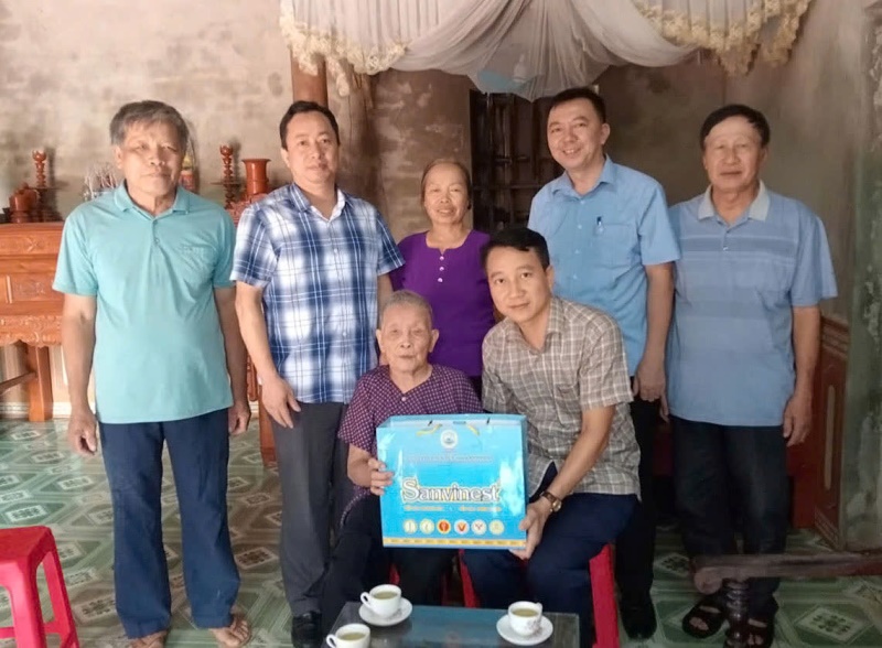 Hoàng Vân: Đồng chí Hoàng Văn Tri- Bí thư Đảng ủy thăm và tặng quà người cao&nbsp;tuổi