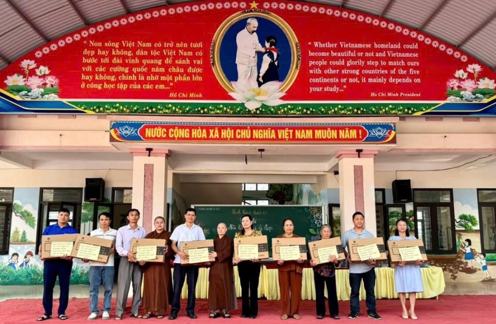 Sư thầy Thích Tuệ Nhẫn trao tặng 9 máy vi tính cho trường Tiểu học Bắc Lý số&nbsp;2