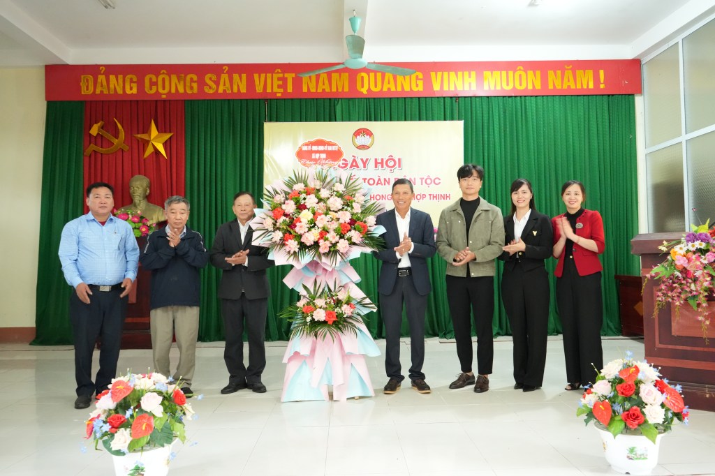 Lãnh đạo Đảng ủy, HĐND, UBND xã Hợp Thịnh dự Ngày hội Đại đoàn kết toàn dân tộc ở thôn Mai Phong, Gò Pháo và Trung&nbsp;Thành