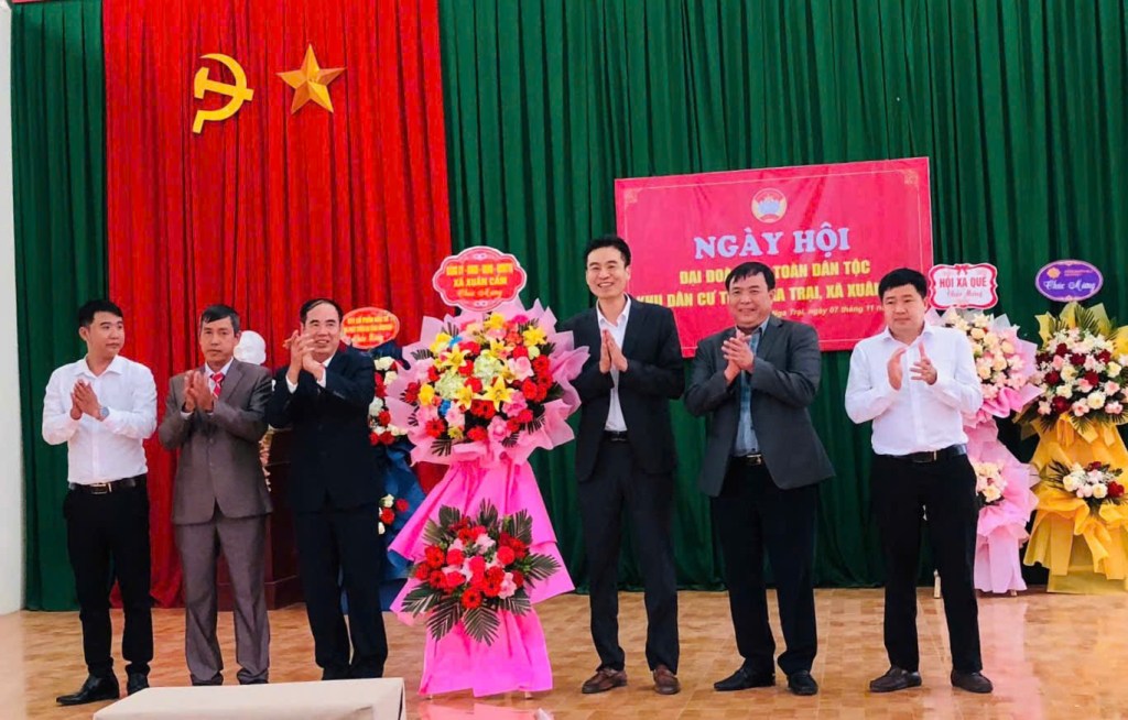 Phó Bí thư Thường trực Đảng ủy xã dự Ngày hội Đại đoàn kết toàn dân tộc tại thôn Mai&nbsp;Hạ