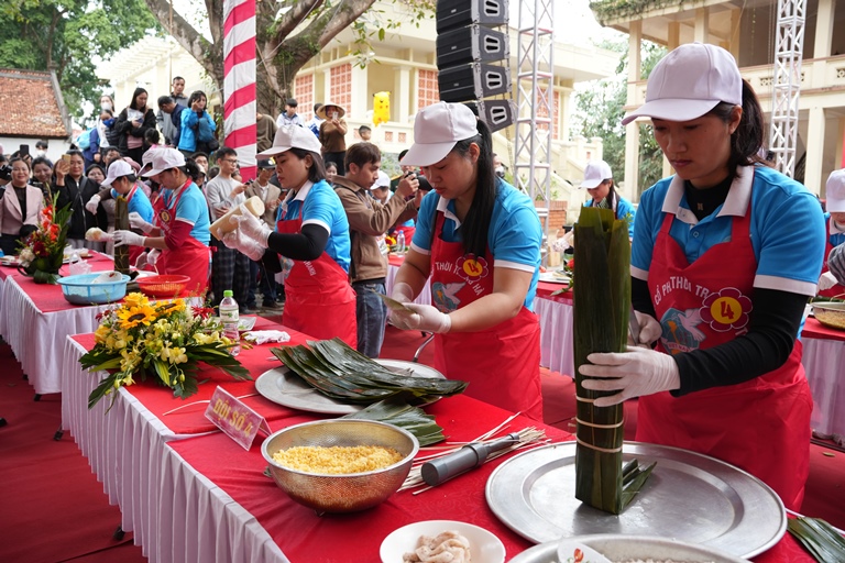 Sôi nổi hội thi gói bánh chưng Vân