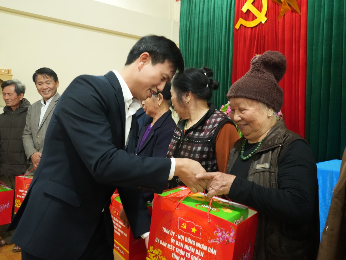 Xã Hợp Thịnh trao quà Tết cho 1289 người có công, thân nhân liệt&nbsp;sỹ