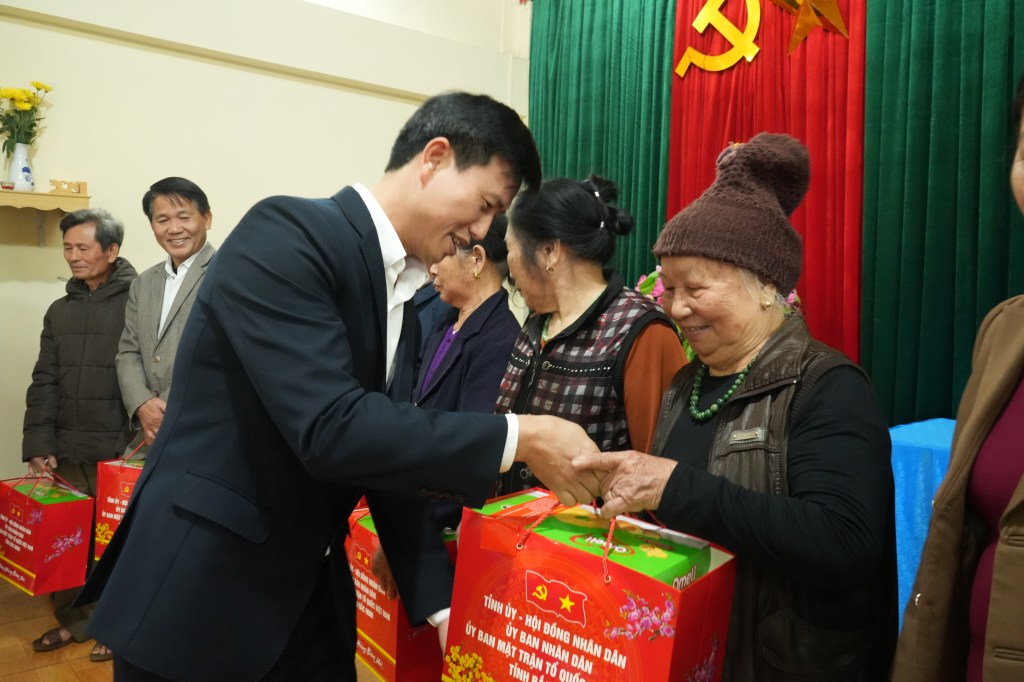 Xã Hợp Thịnh trao quà Tết cho 1289 người có công, thân nhân liệt&nbsp;sỹ