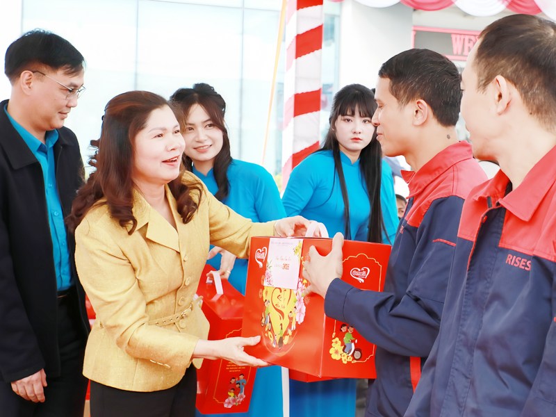 Phó Chủ tịch HĐND tỉnh Lâm Thị Hương Thành tặng quà Tết công nhân khó khăn tại Xuân&nbsp;Cẩm