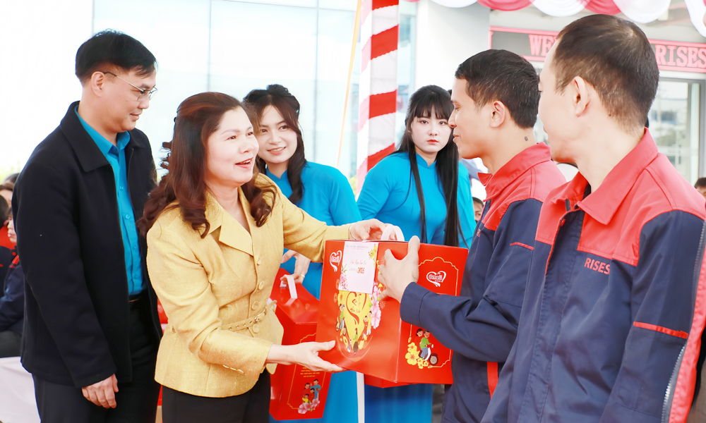 Phó Chủ tịch HĐND tỉnh Lâm Thị Hương Thành tặng quà Tết công nhân khó khăn tại Xuân Cẩm