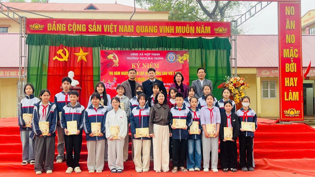 Trường THCS Mai Trung tổ chức kỷ niệm 96 năm ngày thành lập Đảng Cộng sản Việt Nam (3/2/1930 – 3/2/2026) và tuyên dương, khen thưởng giáo viên, học sinh giỏi văn hóa cấp tỉnh