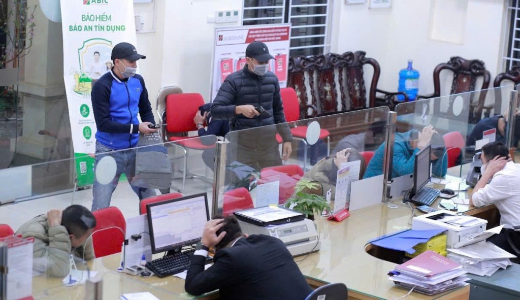 Công an xã Xuân Cẩm diễn tập chống cướp ngân hàng, chủ động phòng ngừa tội&nbsp;phạm