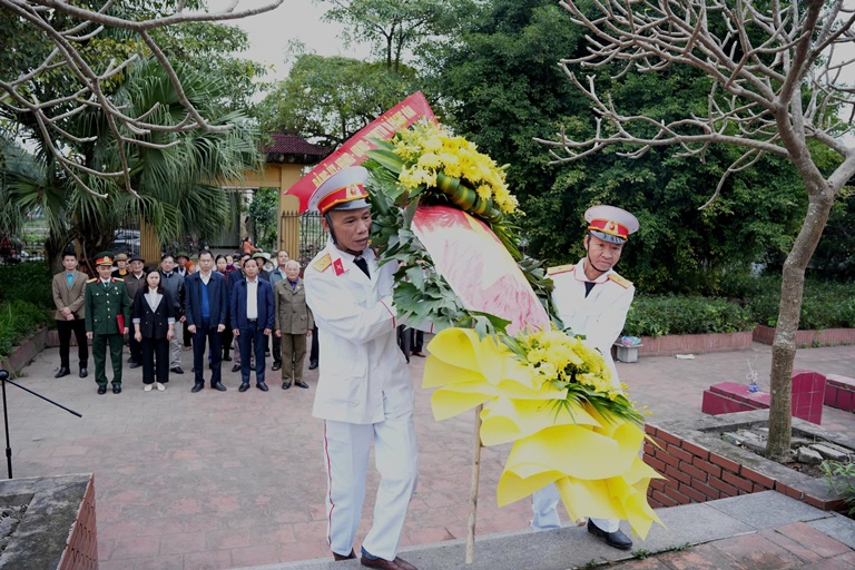 Đảng ủy, HĐND, UBND, UB MTTQ xã Hoàng Vân tổ chức lễ dâng hoa, dâng hương viếng Nghĩa trang Liệt sĩ nhân dịp tết Nguyên&nbsp;đán