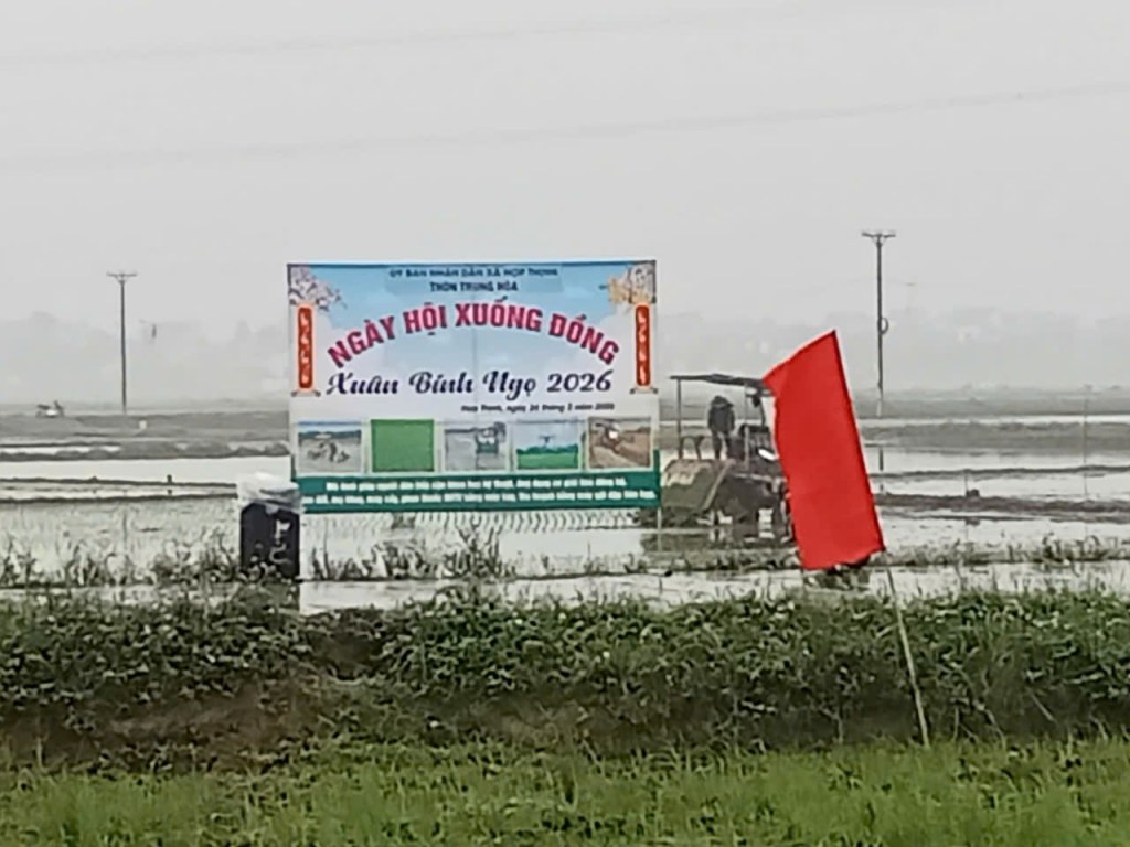 Xã Hợp Thịnh tập trung xuống đồng gieo cấy vụ chiêm xuân&nbsp;2026