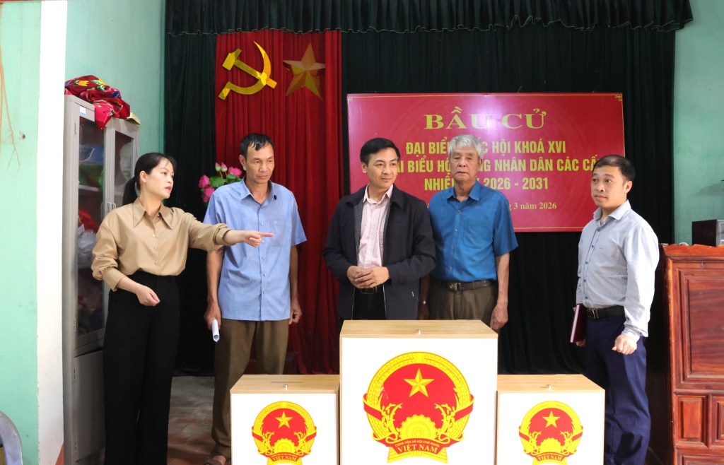 Bí thư Đảng ủy Bùi Huy Khánh kiểm tra công tác chuẩn bị bầu cử tại các thôn thuộc đơn vị bầu cử số 4 và số&nbsp;6