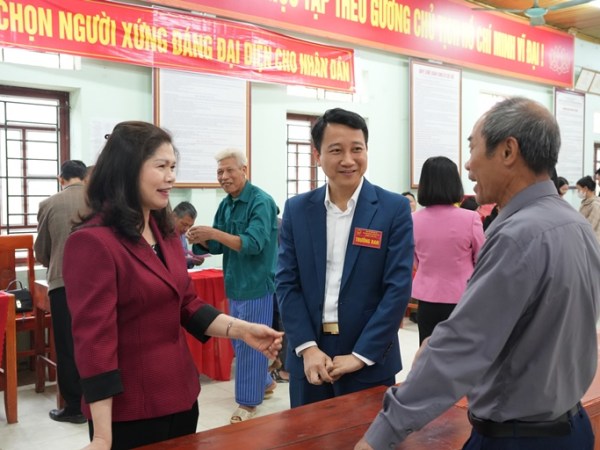 Đồng chí Lâm Thị Hương Thành kiểm tra công tác bầu cử tại Hoàng&nbsp;Vân